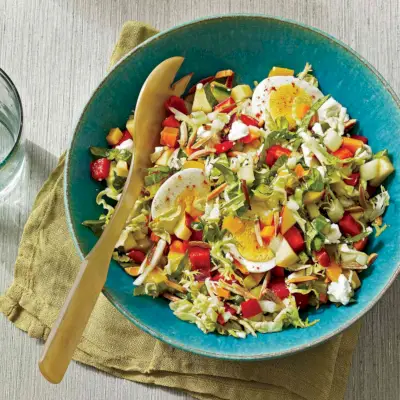 Sommerlicher gehackter Salat mit schnell gepflücktem Gemüse