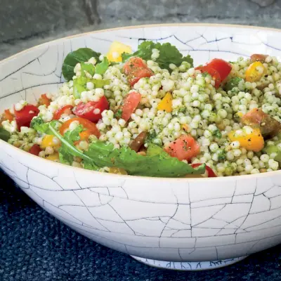 Israelischer Couscous-Tomaten-Salat mit Rucola-Pesto. Foto © Michael Turek