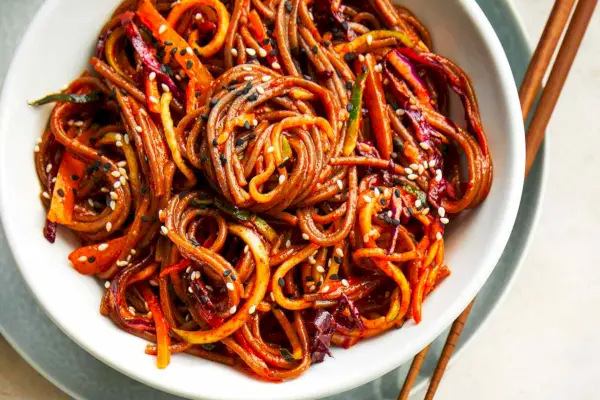 Soba-Zucchini-Salat mit Gochujang-Dressing