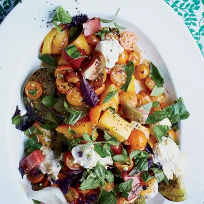 Gegrillter Tomatensalat mit Mozzarella und Unagi-Sauce