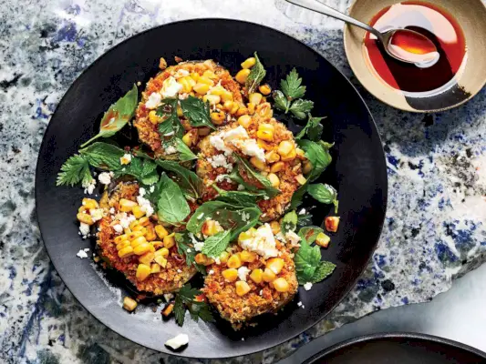 Knuspriger Auberginen-Mais-Salat mit Minze und Feta