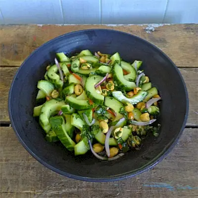 Thailändischer Gurkensalat mit Erdnüssen