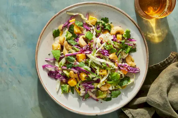 Knuspriger Mango-Avocado-Salat