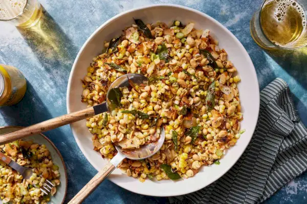 Gegrillter Maissalat mit Kokos-Erdnuss-Chaat