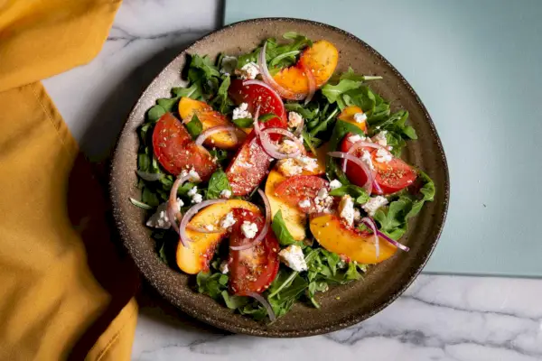 Pfirsich-, Tomaten- und Feta-Salat mit kandiertem Jalapeno-Dressing