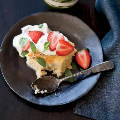 Tort Tres Leches z truskawkami