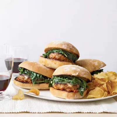 Hamburger di salsiccia italiana con spinaci all'aglio