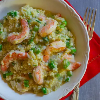 Sautierte Garnelen und Frühlingszwiebelhirse
