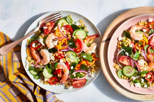 Teller mit griechischem Salat mit Garnelen und Kamut