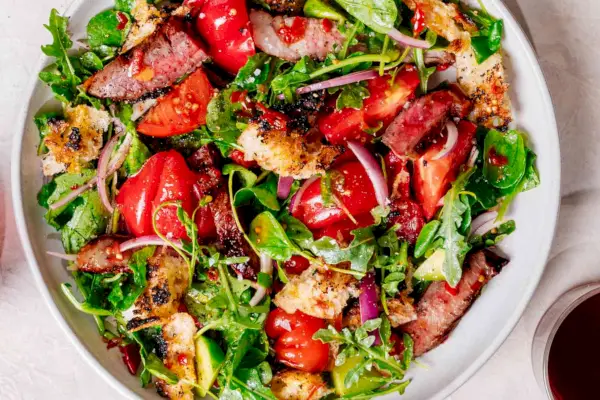 Rezept für verkohlten Focaccia und Steaksalat
