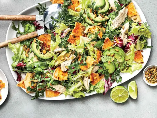 Pfefferiger grüner Salat mit Avocado-, Hühnchen- und Tortilla-Croutons