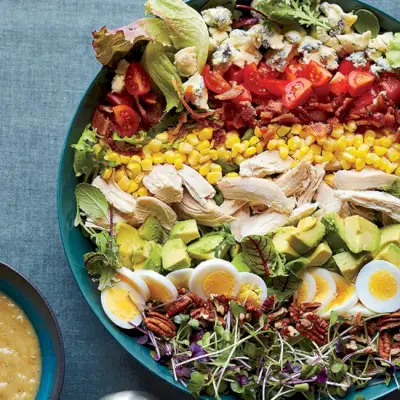 Southern-Cobb-Salat mit geröstetem Süßzwiebel-Dressing