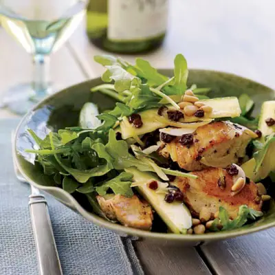 Hühnersalat mit Zucchini, Zitrone und Pinienkernen