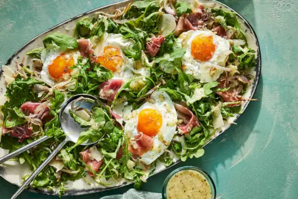 Verkohlter Schalotten-Rucola-Salat mit Spiegeleiern