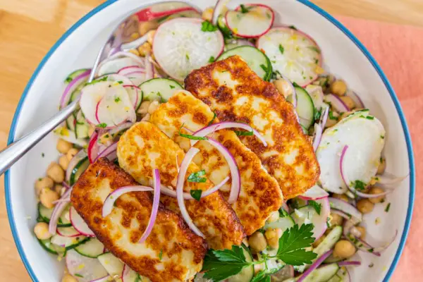 Kichererbsensalat mit frittiertem Halloumi