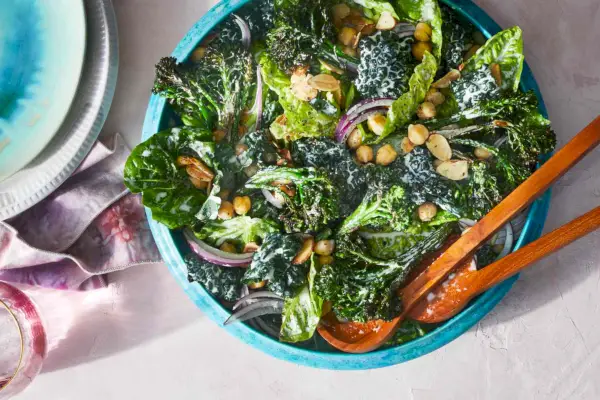 Servierschüssel mit verkohltem Broccolini Caesar mit Grünkohl und Kichererbsen