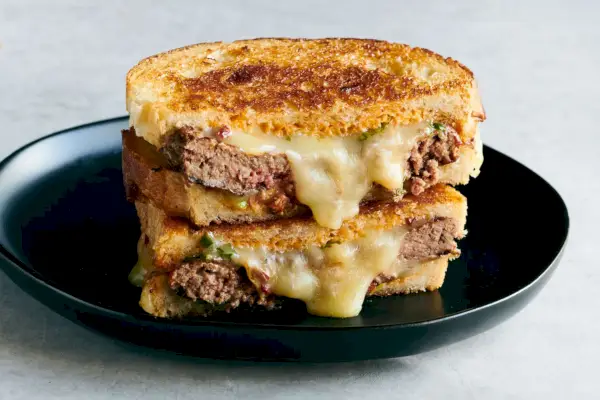 Patty Melt con mayonesa de chipotle y cebollino carbonizado