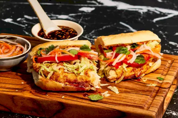 Po'Boy de bagre frito estilo viet-cajún