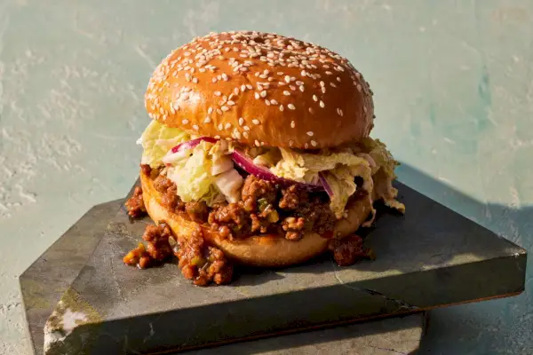 Bulgogi Sloppy Joes de carne molida con ensalada de repollo Napa ardiente