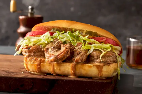 Po' Boy de camarones a la barbacoa de NOLA