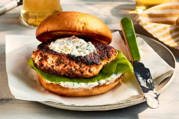 Sándwiches de pescado ennegrecido con salsa tártara de rábano picante