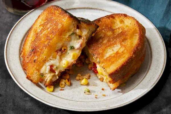 Receta de queso asado con maíz y chile de Calabria