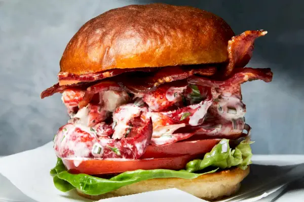 Receta de BLT de langosta sobre rollos de papa