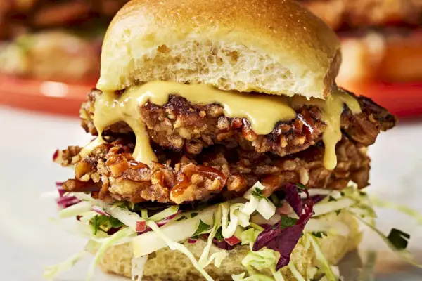 deslizadores de pollo con costra de pretzel y ensalada de repollo y manzana