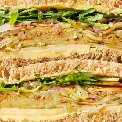 Sándwiches de manzana marinada y queso cheddar