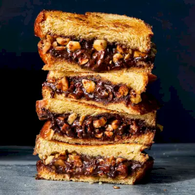 Sándwiches tostados de chocolate y avellanas