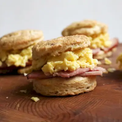 Sándwich de desayuno de galleta batida con mermelada de tomate