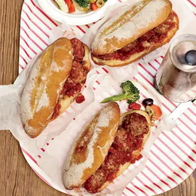 Subs de albóndigas y provolone