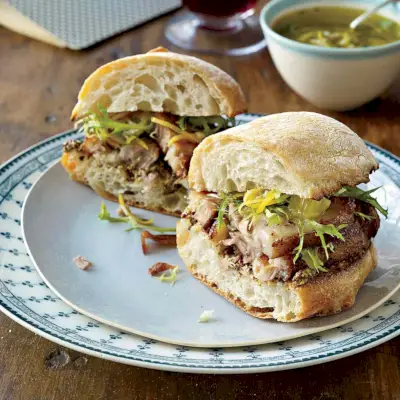 Sándwiches crujientes de panceta de cerdo con salsa de limón Meyer. Foto © Antonis Achilleos
