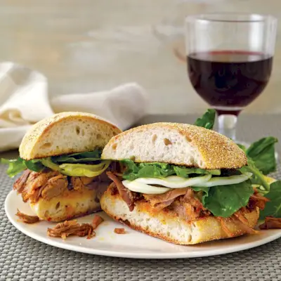 Sándwiches de cerdo, pimienta de Alepo e hinojo. Foto © Antonis Aquileos