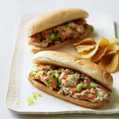 Sándwiches de salmón estilo rollo de langosta
