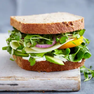 Sándwich de Verduras con Salsa de Eneldo