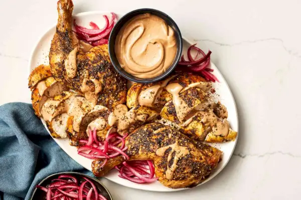 Zaâatar-Hähnchen mit schwarzem Knoblauch-Tahini