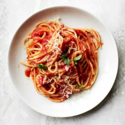 In Soße geschmorte Spaghetti mit Tomaten