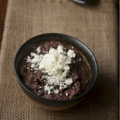 Würziger Dip aus schwarzen Bohnen mit Cotija-Käse
