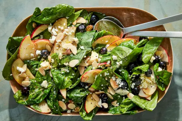 Salada de espinafre com molho quente de bordo