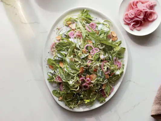 Salada de Couve de Bruxelas e Rúcula com Molho de Leitelho