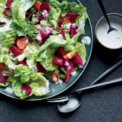 Salada de Alface Bibb com Beterraba Assada em Vinagre