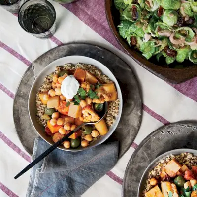Kořenová zelenina a květák tagine s petrželovým jogurtem