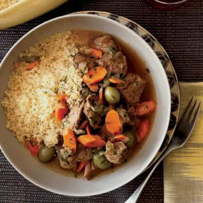 Jehněčí tagine se zelenými olivami a citronem