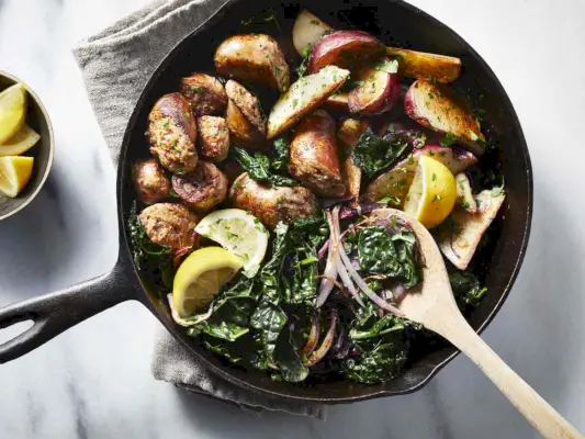 Salsiccia di cavolo riccio e padella di patate