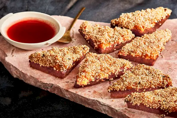 Toasts de calamars à la sauce aigre-douce à l'aubépine