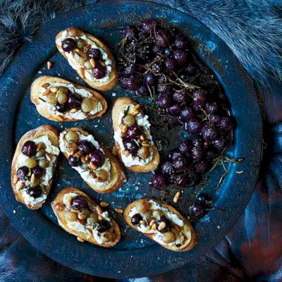 Crostini à la ricotta et aux raisins rôtis
