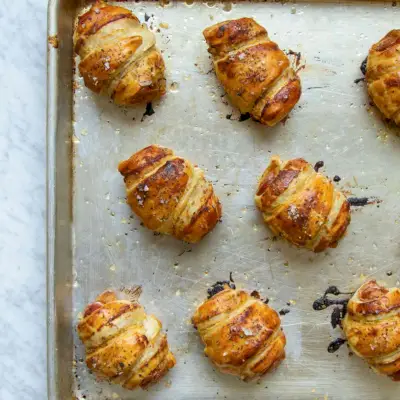 Cochons dans une couverture avec pâtisserie au poivre noir