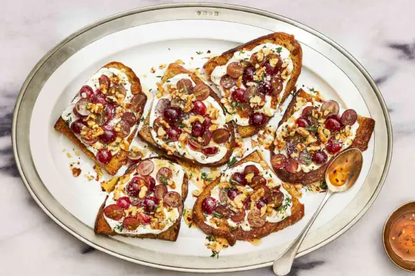 Crostini aux raisins, noix et labneh au miel épicé
