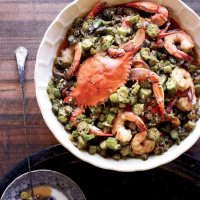 Okra Gumbo avec crabes bleus et crevettes